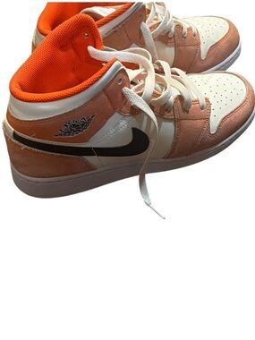 ⚡️ STEAL ALERT: Air Jordan 1 Mid ‘Arctic Orange’ 7 Y ⚡️